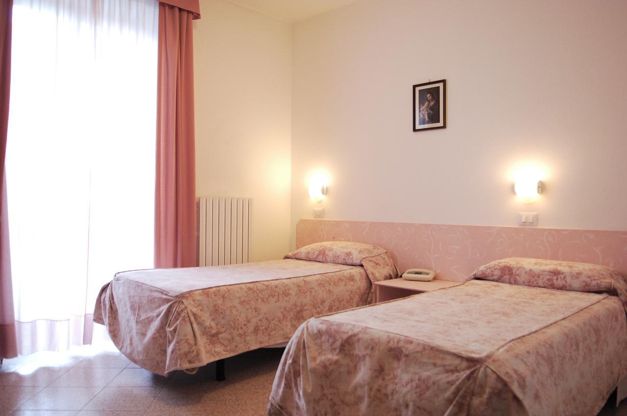 Hotel Piemontese Imperia Exterior foto