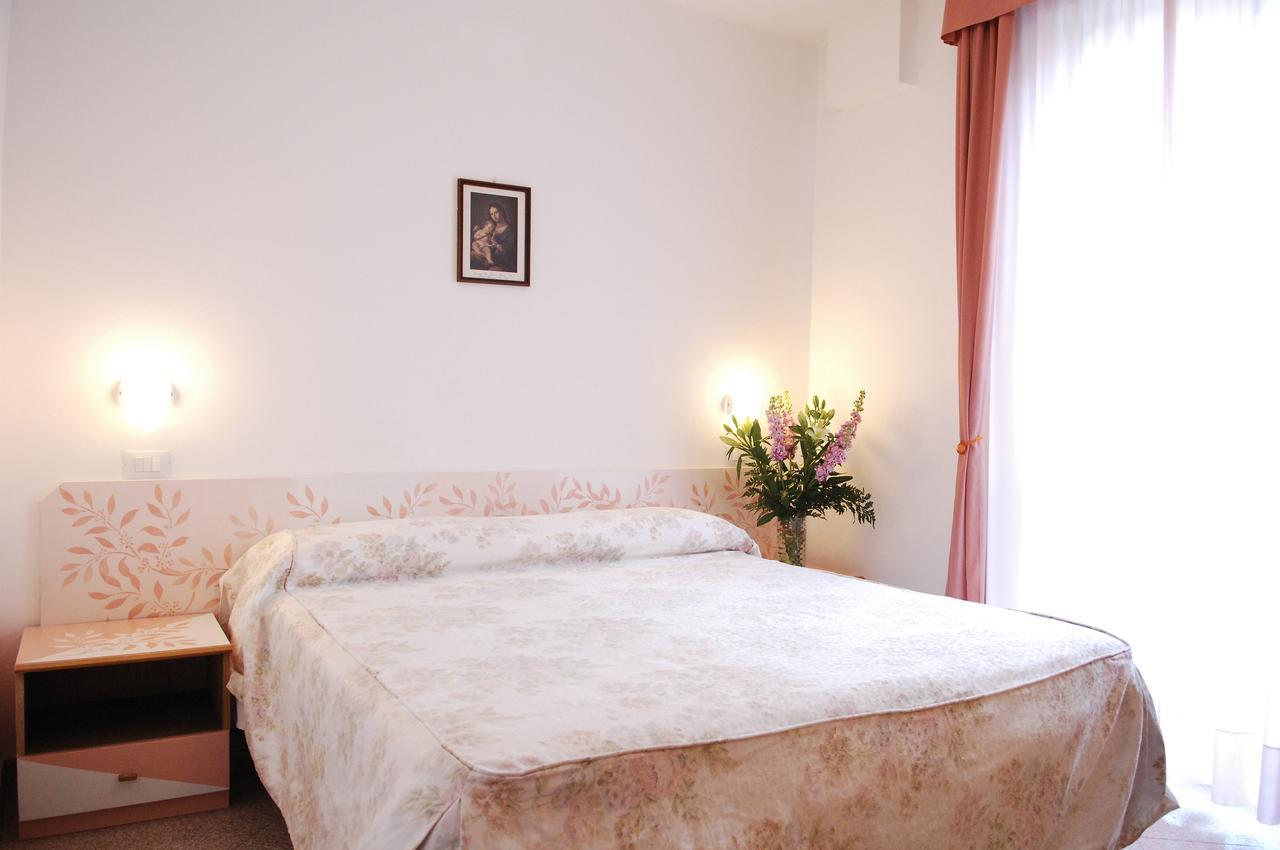 Hotel Piemontese Imperia Exterior foto